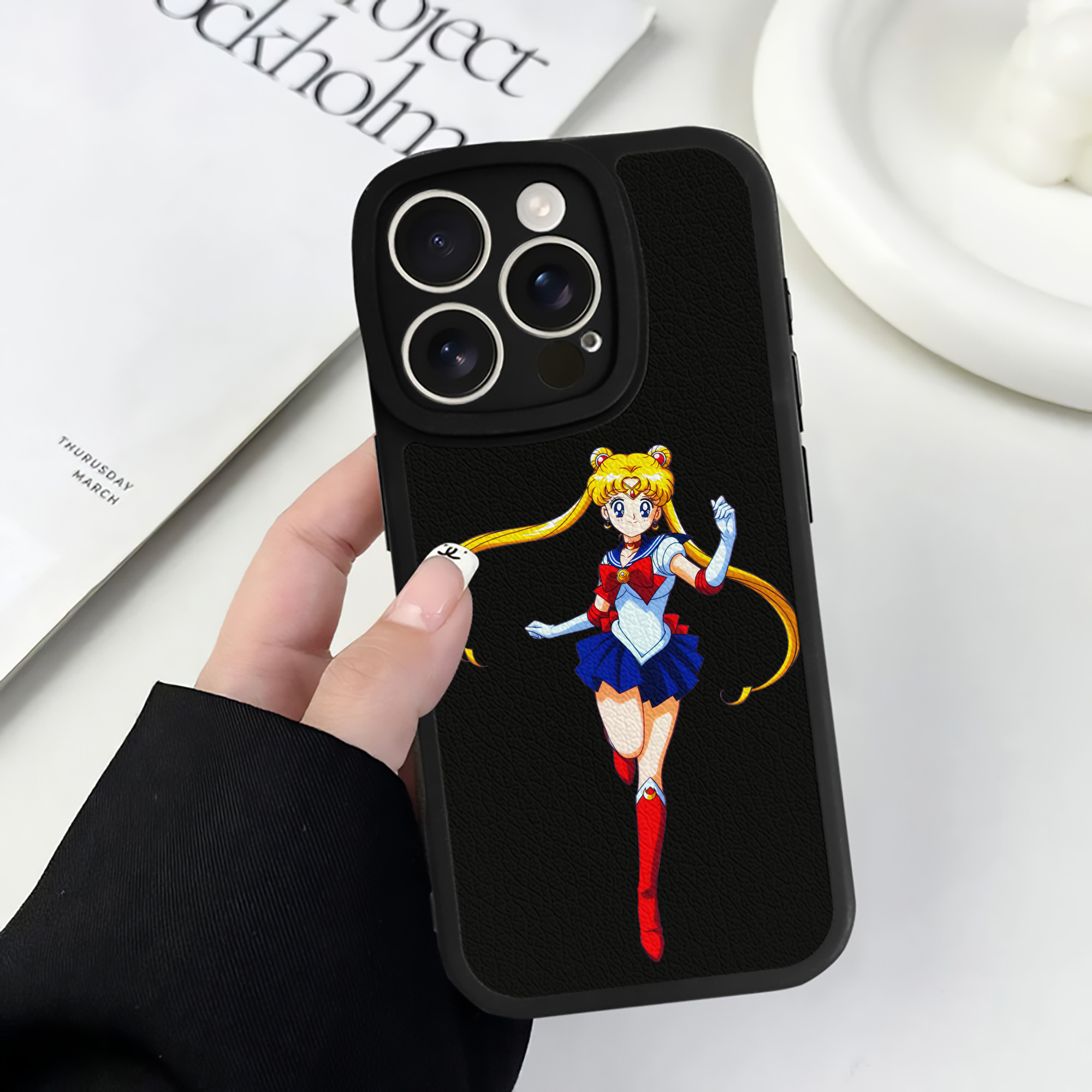 （画像用） 美少女戦士セーラームーン 月野 うさぎ つきの うさぎ Sailor Moon Tsukino Usagi 【iPhone 16シリーズ対応】シリコンスマホケース（レザー調） 材質：シリコン